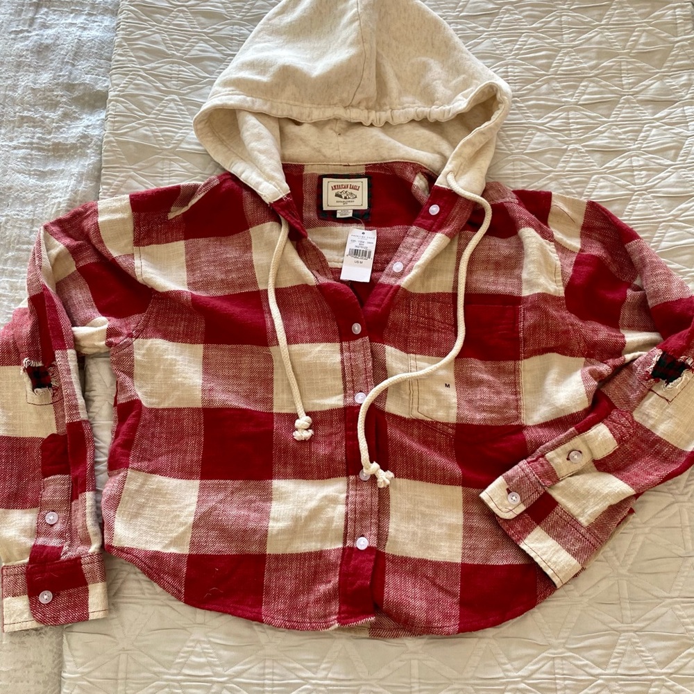 American Eagle cropped flannel hoodie. Size medium. NEW with TAGS.